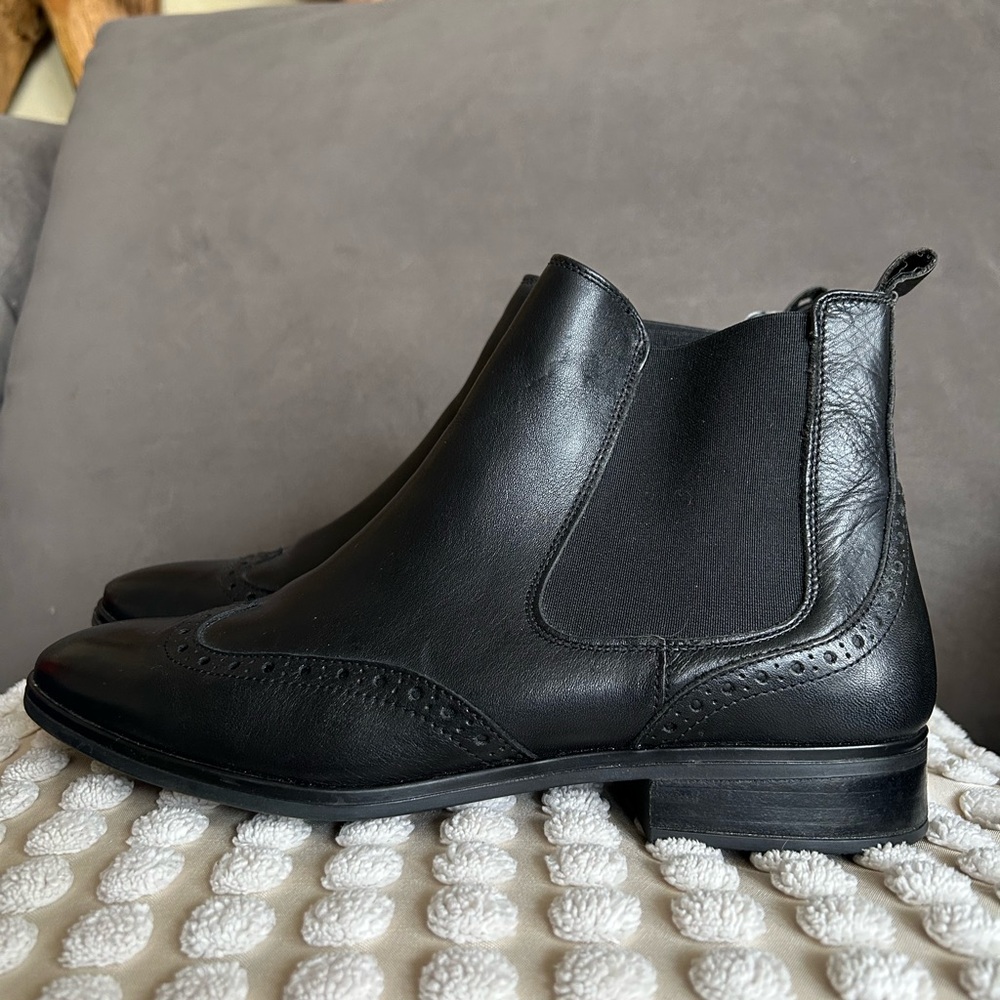 Aldo black leather wingtip chelsea boots US 8 8.5 UK 5.5